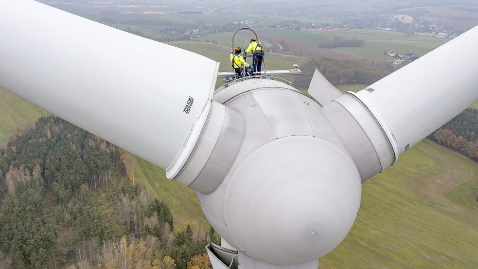 Zwei Techniker warten in Sachsen eine Windkraftanlage vom Typ Enercon E92. Der Auricher Windkraftanlagenhersteller gehört zu den zehn umsatzstärksten Unternehmen in Niedersachsen. Foto: Woitas/DPA-Zentralbild/DPA