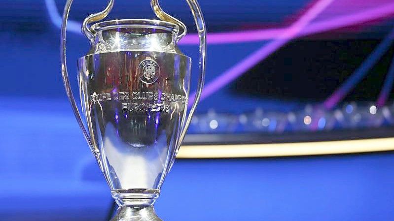 Der Pokal für den Sieger der Champions League. Foto: Emrah Gurel/AP/dpa