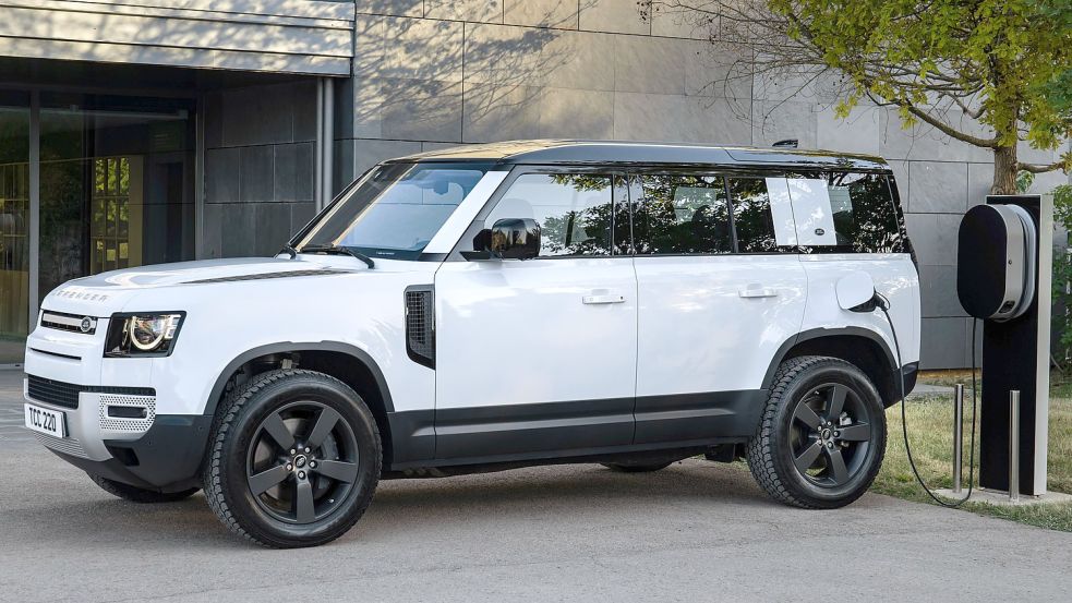 Große und schwere SUV als Plug-in-Hybrid belasten die Umwelt mehr als Verbrenner, wenn sie kaum im E-Betrieb unterwegs sind. Foto: Jaguar/Land Rover/DPA