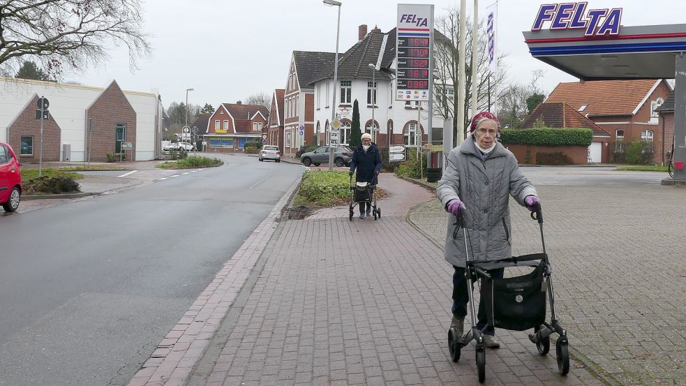 Die Mühlenstraße zu überqueren, soll künftig sicherer werden. In Höhe des Friedhofs und der Felta-Tankstelle wird im kommenden Frühjahr eine Druckampel installiert. Foto: Gettkowski