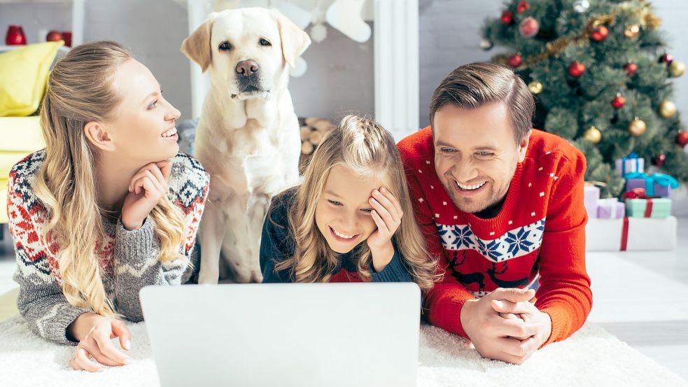 Ob mit der ganzen Familie oder allein – bei Netflix und Co. haben zahlreiche Weihnachtsklassiker im Programm. Foto: Colourbox