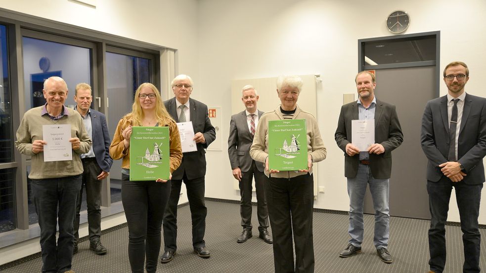 Freuten sich über die Auszeichnung: von der „Dorfgemeinschaft Holte“ Hanshermann Buttjer, Rhauderfehns Bürgermeister Geert Müller, Sintje Kampen und Ortsvorsteher Friedhelm Nehuis, Landrat Matthias Groote, für den Arbeitskreis Tergast „Unser Dorf hat Zukunft“ Hermine Saathoff und Focko Böden sowie der Moormerländer Bürgermeister Hendrik Schulz. Der Landkreis Leer weist darauf hin, dass die Masken nur kurz fürs Foto abgesetzt wurden. Foto: Landkreis Leer