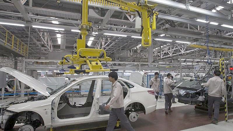 Im Werk der Beijing Automotive Group (BAIC) in Peking werden Personenkraftwagen montiert. Der chinesische Daimler-Partner hat sich zu einer höheren Beteiligung an dem Stuttgarter Autohersteller bekannt. Foto: Rolex Dela Pena/EPA/dpa