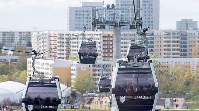 Besucher fahren bei der Eröffnung der Internationalen Gartenausstellung IGA 2017 in Berlin-Marzahn mit der Seilbahn. Foto: Bernd von Jutrczenka/dpa