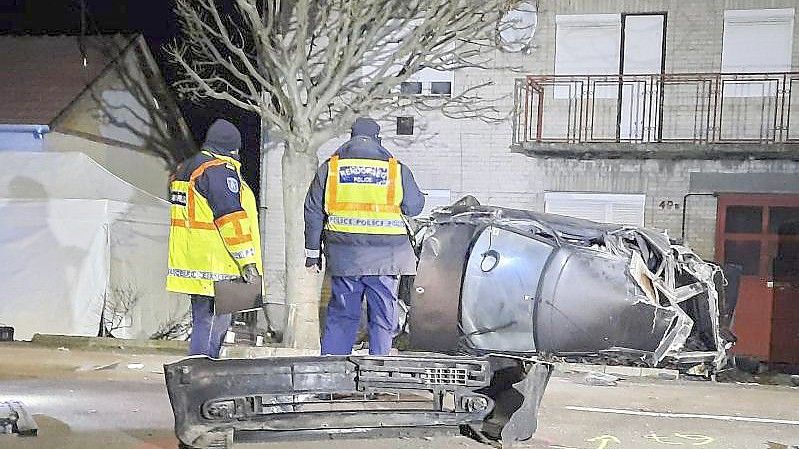 Gerichtsmediziner den Ort eines tödlichen Unfalls. Foto: Uncredited/Hungarian Police/AP/dpa