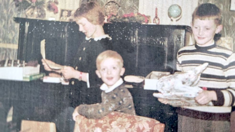 Geschenke-Auspacken an Weihnachten 1961 im Hause Theessen in Aurich: Ingrid (von links, damals zehn Jahre), Hans-Ulrich (drei) und Wilfried (neun). Vor allem eine Eisenbahn hatte es den Brüdern angetan. Fotos: Privat