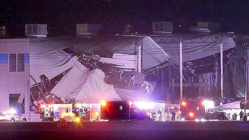 Das Amazon-Vertriebszentrum in Edwarsville ist teilweise eingestürzt, nachdem es von einem Tornado getroffen wurde. Foto: Robert Cohen/St. Louis Post-Dispatch/AP/dpa