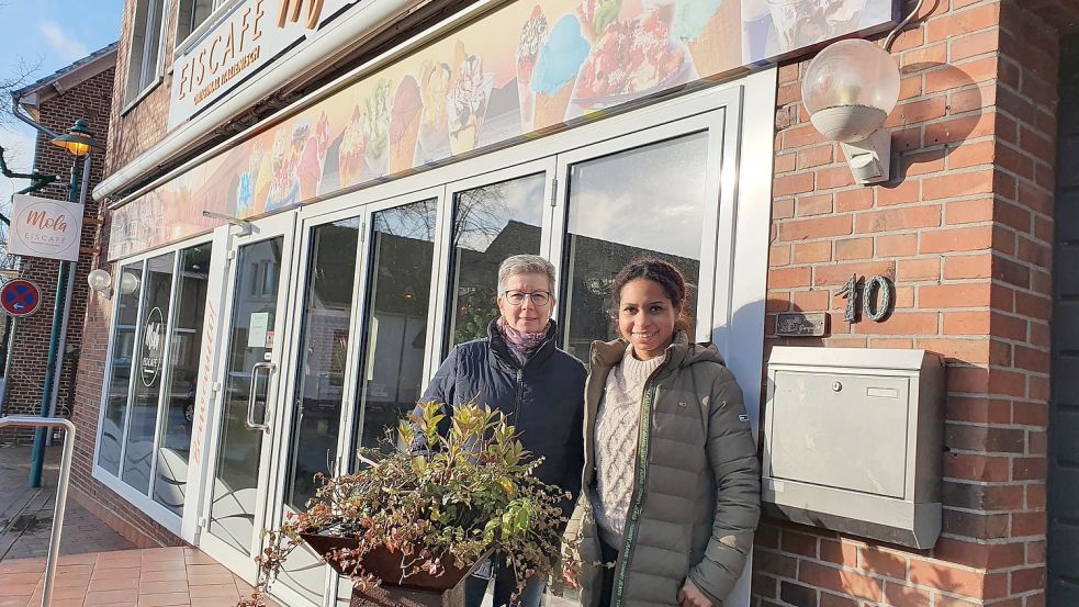 Martina Giampietro (links) und ihre Schwiegertochter Sandra öffnen die Tür mit der Nummer 10. Sie freuen sich schon auf das Weihnachtsfest im Kreise der Familie. Foto: Gettkowski