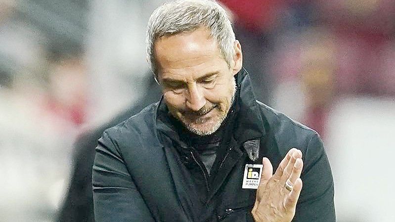 Lächelt die Probleme einfach weg: Borussia Mönchengladbachs Trainer Adi Hütter. Foto: Uwe Anspach/dpa