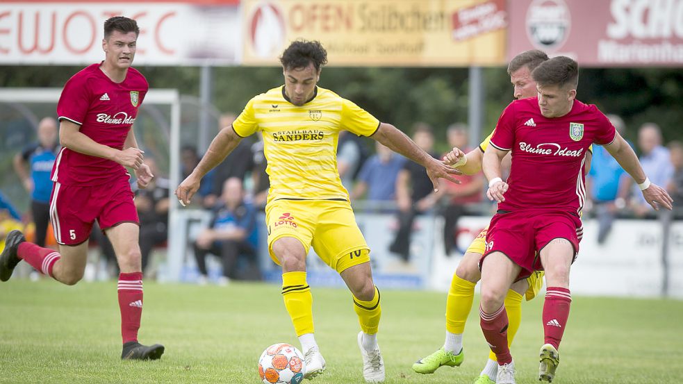 Der Einsatz von Nikky Goguadze (am Ball) in den ersten Punktspielen der Saison sorgte für Unmut bei den Kickers-Gegnern. Foto: Doden