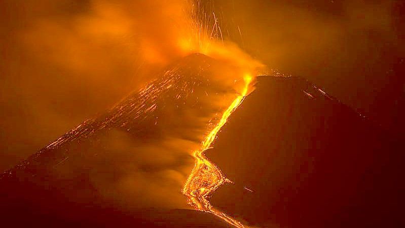 Heiße Lava fließt vom Vulkan Ätna. Foto: Salvatore Allegra/AP/dpa