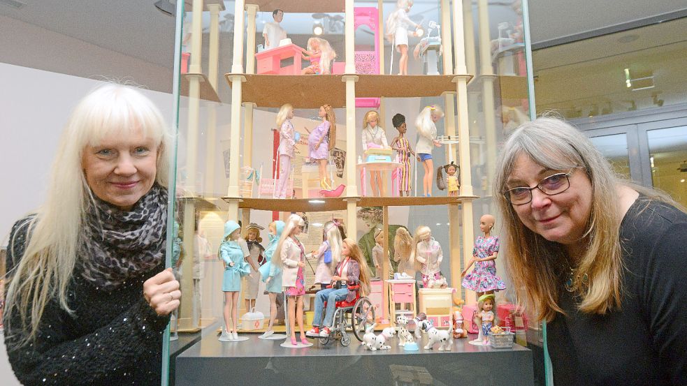 Barbie-Sammlerin Bettina Dorfmann (links) und Karin Schrey schauten sich die Barbie-Ausstellung schon genauer an. Foto: F. Doden