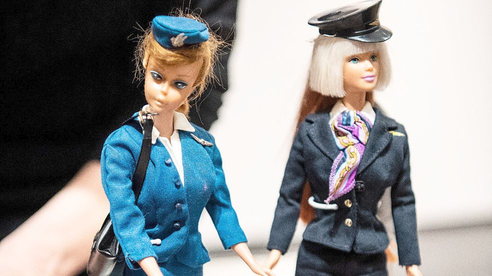 Barbie war einst Stewardess, jetzt auch Pilotin. Foto: Sina Schuldt/dpa