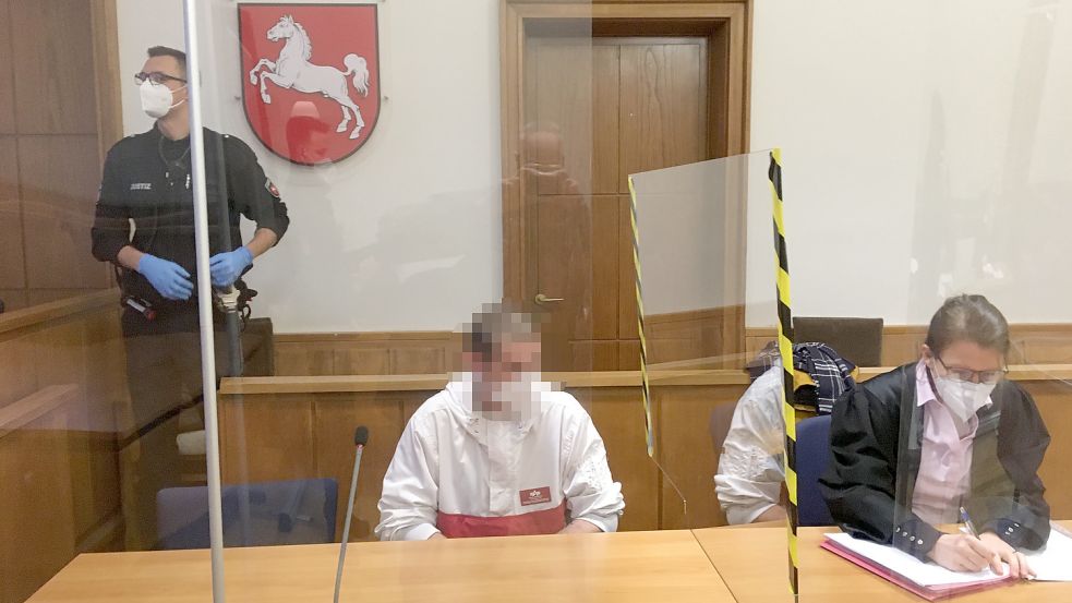 Im Januar soll der 36 Jahre alte Friesoyther (Mitte) versucht haben, seine Ex-Lebensgefährtin zu töten. Seit Dienstag muss sich der Mann wegen versuchten Totschlags vor der Schwurgerichtskammer des Oldenburger Landgerichtes verantworten. Foto: Höffmann