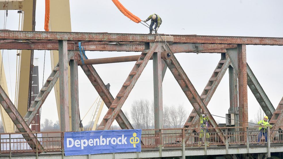 In der vergangenen Woche gelang es noch nicht, das Überbau-Segment der alten Friesenbrücke auszuheben. Am Mittwochmorgen wird ein neuer Versuch gestartet. Foto: Ortgies