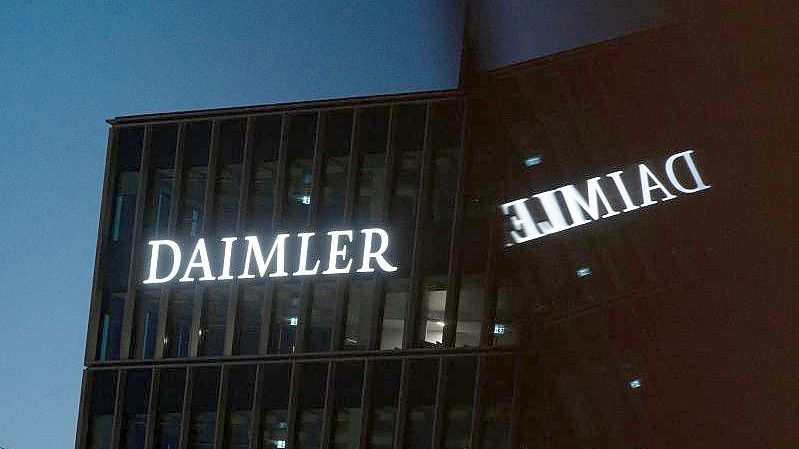 Die Zentrale der Daimler AG wird in Stuttgart. Foto: Marijan Murat/dpa