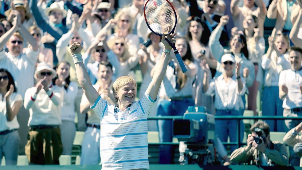 Boris Becker (Bruno Alexander) feiert den ersten Wimbledonsieg. Gedreht wurde im Gerry-Weber-Stadion in Halle/Westfalen. Foto: RTL / Wolfgang Ennenbach