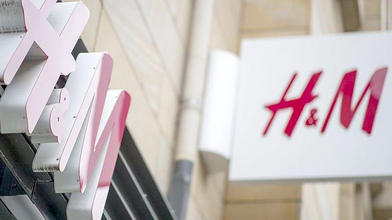 Das Logo der Modekette H&M steht über einer Filiale in der Innenstadt in Nürnberg. Foto: Daniel Karmann/dpa