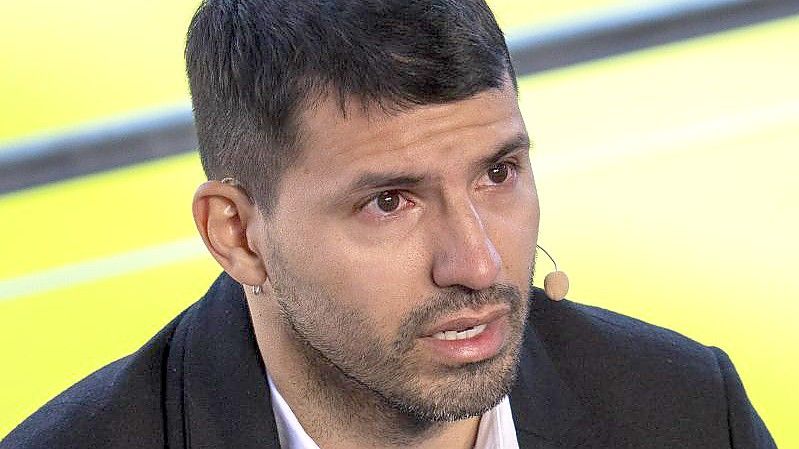 Barcelonas Stürmer Sergio „Kun“ Agüero kommen bei der Pressekonferenz im Camp Nou Stadion in Barcelona die Tränen. Foto: Emilio Morenatti/AP/dpa