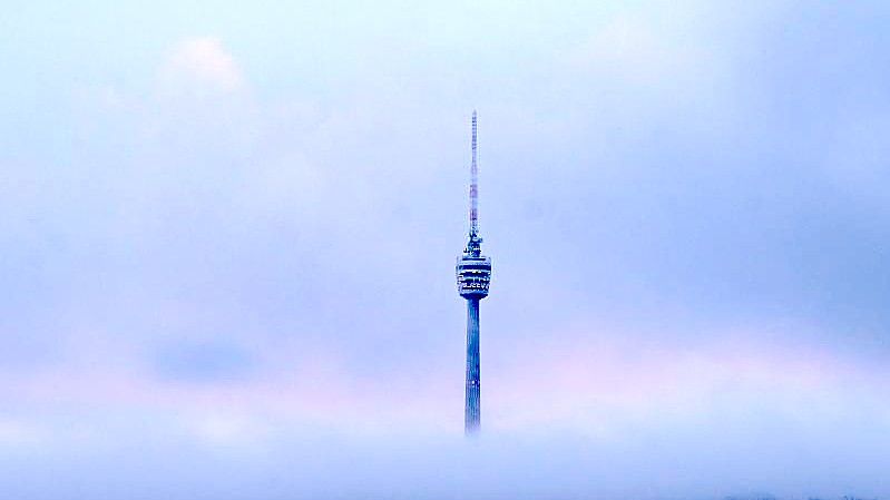 Der Stuttgarter Fernsehturm am frühen Morgen zwischen Wolken. Foto: Marijan Murat/mut/dpa