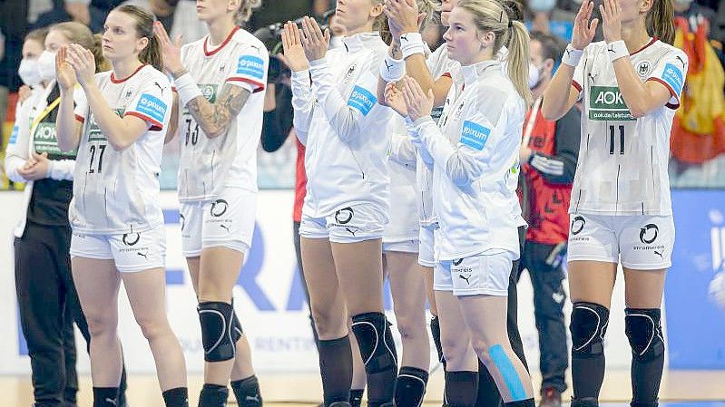 Deutschlands Handballerinnen nach dem verlorenen Spiel gegen Spanien. Foto: Marco Wolf/wolf-sportfoto/dpa