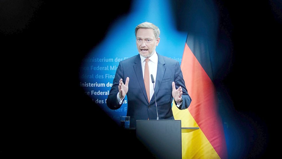 Christian Lindner (FDP) sieht sich mit seinem Nachtragshaushalt gleich mit scharfer Kritik aus der Union konfrontiert. Die droht mit einer Verfassungsbeschwerde. Foto: Foto: dpa/Kay Nietfeld