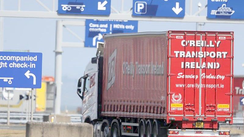 Ein Lastwagen steht im „Belfast Harbour“, einem der wichtigsten Gütertransitpunkte zwischen dem Vereinigten Königreich und der Europäischen Union. Foto: Brian Lawless/PA Wire/dpa