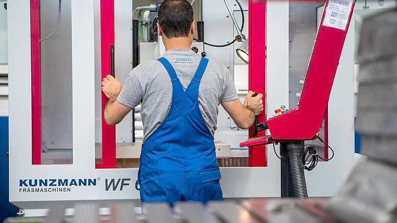 Ein Auszubildender als Industriemechaniker richtet eine Fräsmaschine ein. Foto: Andreas Arnold/dpa