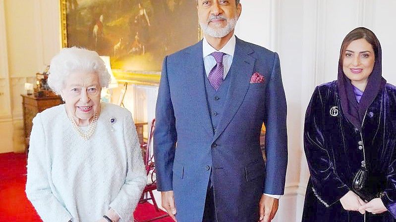 Königin Elizabeth II. von Großbritannien empfängt Haitham bin Tariq bin Taymur al-Said, Sultan von Oman, und seine Frau. Foto: Jonathan Brady/PA Wire/dpa