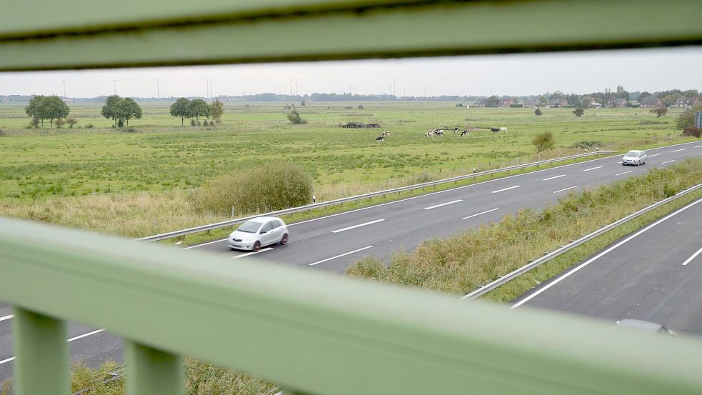An der Autobahn 31 in Höhe der Anschlussstelle Pewsum sollte das Gewerbegebiet entstehen. Anfang 2020 wurden die Pläne für das interkommunale Gewerbegebiet verworfen. Seitdem wird über eine kleinere Alternative gesprochen. Foto: Archiv
