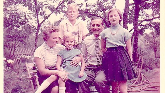 Das Foto zeigt Familie Mittelstädt zwar nicht an Weihnachten, aber während eines Sommer-Urlaubes 1962 bei der Großmutter in Berlin. Es ist die Heimatstadt der Eltern Christa (links) und Werner gewesen, deren Kinder Ulrich (stehend), Barbara (rechts) und Christina (sitzend) in Ostfriesland aufwuchsen. Foto: Privat