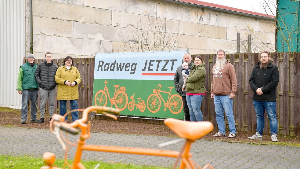 Einige Mitglieder der Initiative stellten sich am Mittwoch bei der Spedition Konken für ein Foto auf. Foto: Wagenaar