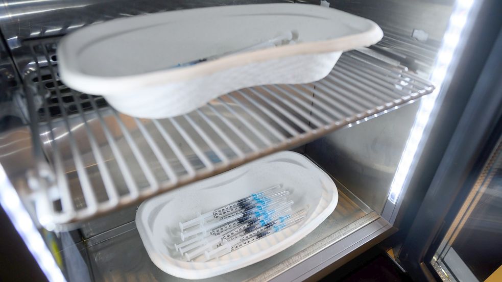 Spritzen mit dem Impfstoff von Moderna liegen in einem Kühlschrank. Foto: Robert Michael/dpa