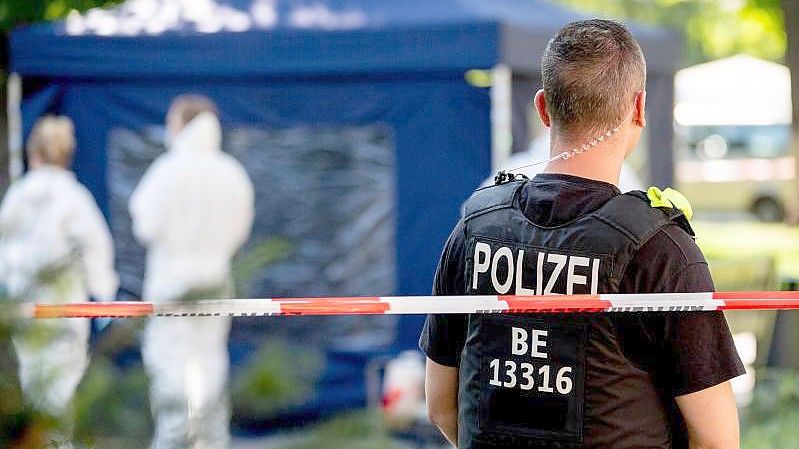 Ein Polizeibeamter sichert nach dem sogenannten „Tiergartenmord“ in Berlin im August 2019 den Tatort. Foto: Christoph Soeder/dpa