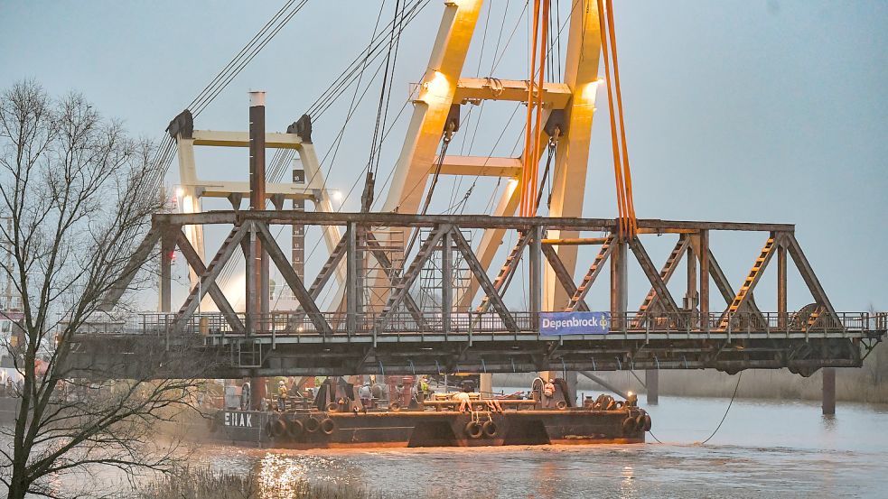 Mit tonnenschweren Wasserbehältern wurde die Brücke am Tragegeschirr des Schwimmkrans hängend ins Gleichgewicht gebracht. Foto: Ortgies