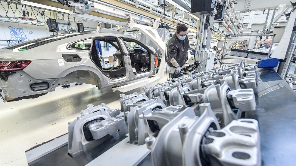 Auf diesem Bild wird im Emder VW-Werk noch gearbeitet – aktuell ruht die Produktion am Standort aber. Foto: Ortgies