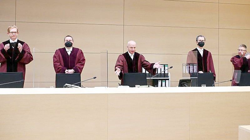 Der Dritte Strafsenat des Bundesgerichtshof (BGH) eröffnet die Verhandlung zum mutmaßlichen NSU-Helfers André E. Foto: Uli Deck/dpa