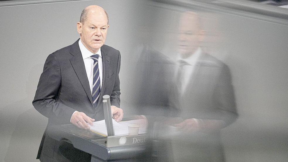 „Mehr Fortschritt wagen.“ Bundeskanzler Olaf Scholz (SPD) gibt im Bundestag seine erste Regierungserklärung ab. Foto: Michael Kappeler/dpa