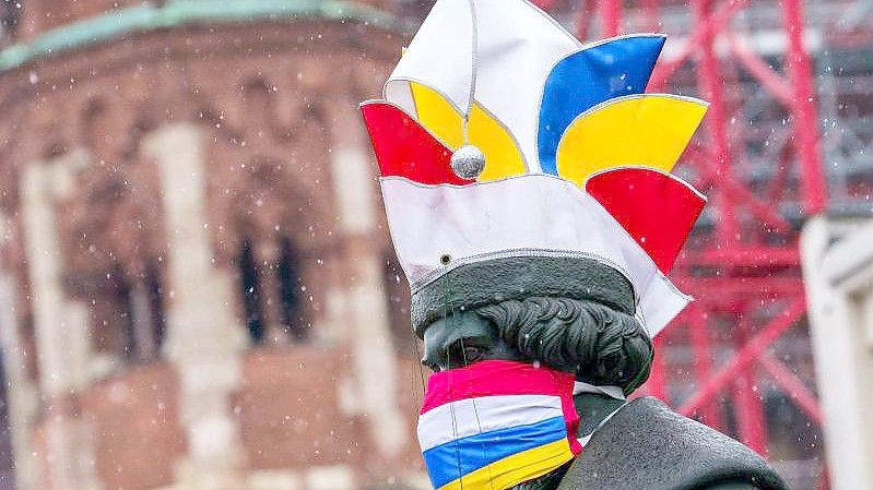 Eine Momentaufnahme aus dem letzten Jahr - die Gutenberg-Statue in Mainz mit Maske und Narrenkappe. Foto: Andreas Arnold/dpa