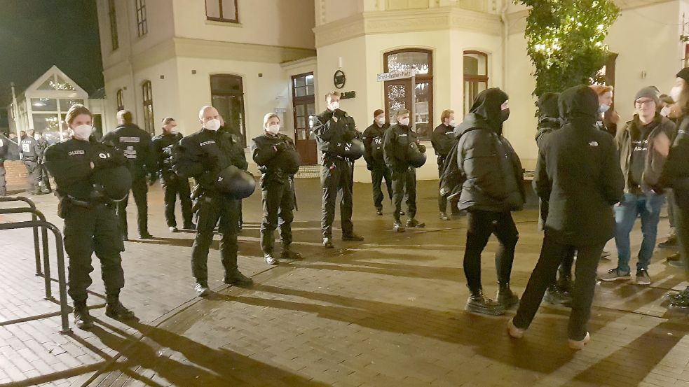 Die Polizei hat am vergangenen Montag die Kundgebung gegen die Corona-Maßnahmen auf den Ernst-Reuter-Platz geleitet und den dann abgeriegelt. Foto: Mielcarek