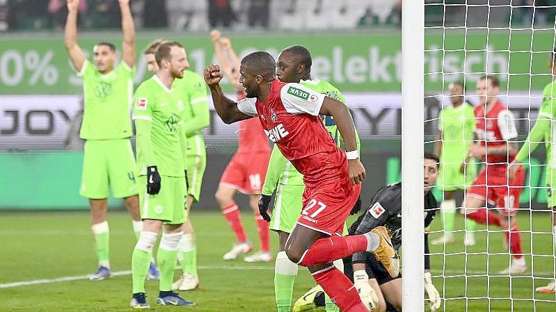 Stürmer Anthony Modeste (M) traf beim 3:2-Erfolg des 1. FC Köln beim VfL Wolfsburg doppelt. Foto: Swen Pförtner/dpa