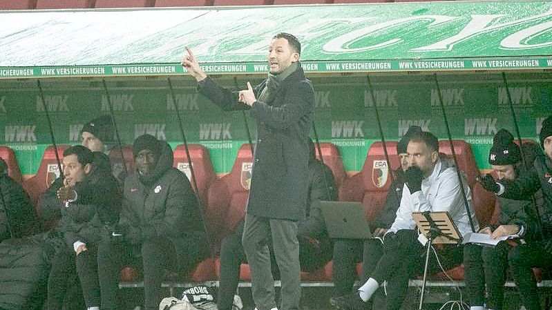 Leipzigs Trainer Domenico Tedesco erteilt seinen Spielern taktische Anweisungen. Foto: Matthias Balk/dpa