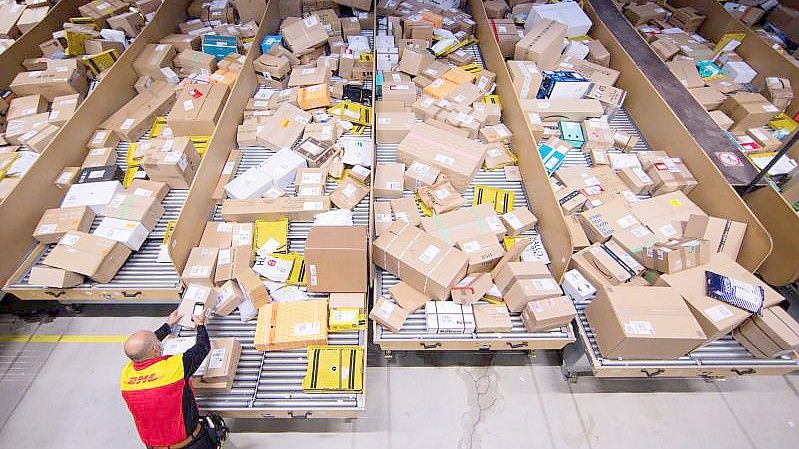 Die Corona-Pandemie hat Paketdienstleistern einen Schub verpasst. Foto: Rolf Vennenbernd/dpa