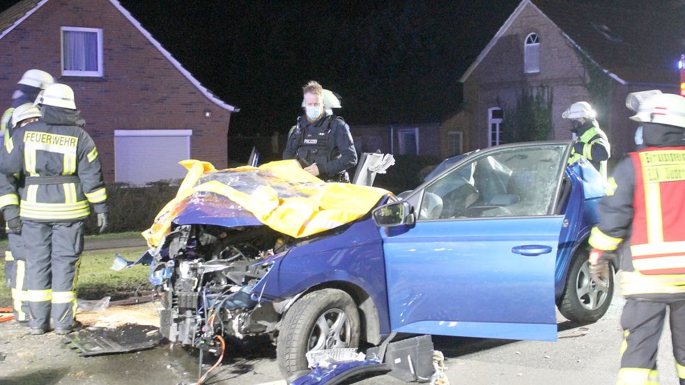 Die Fahrerin war mit dem Auto gegen einen Baum geprallt. Foto: Feuerwehr