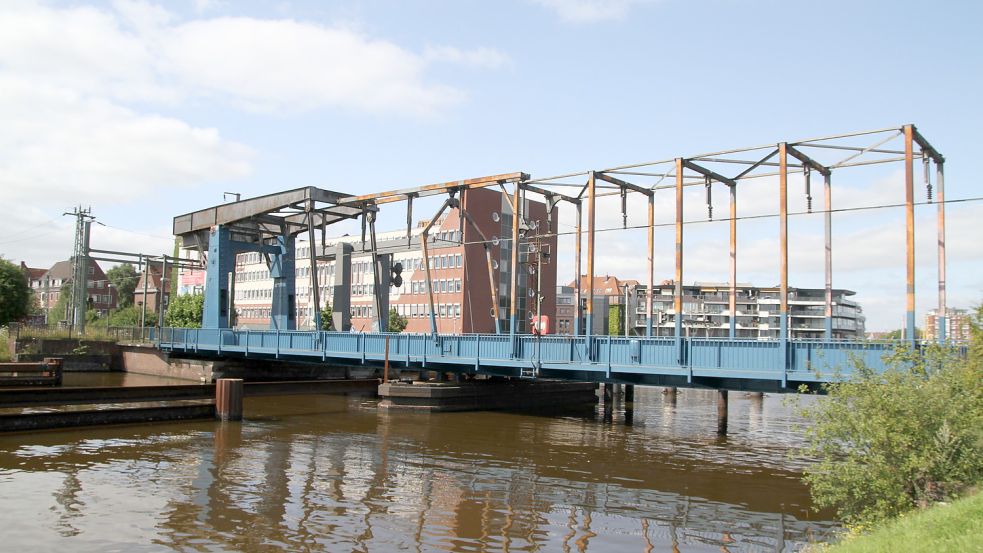 Geht es nach dem Willen der niedersächsischen FDP-Fraktion, wird die störanfällige Klappbrücke so schnell wie möglich um eine zweite Brücke ergänzt. Foto: Päschel/Archiv