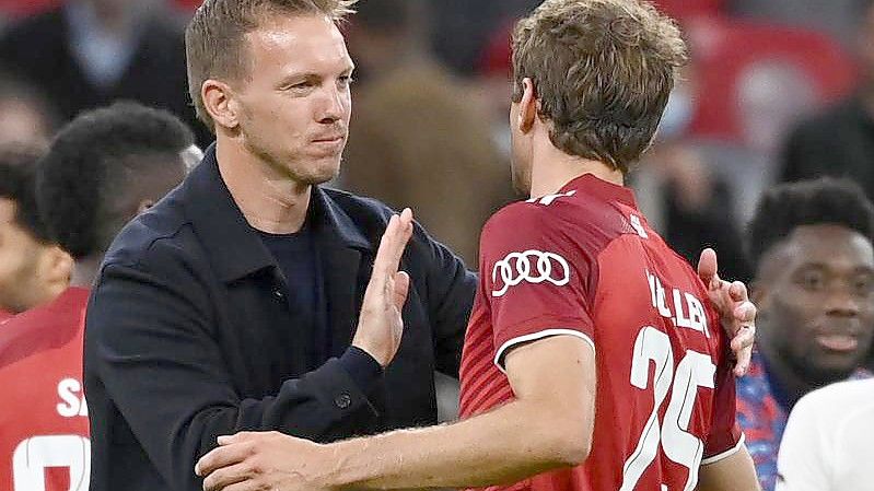 Münchens Trainer Julian Nagelsmann (l) herzt Thomas Müller nach einer Partie. Foto: Sven Hoppe/dpa