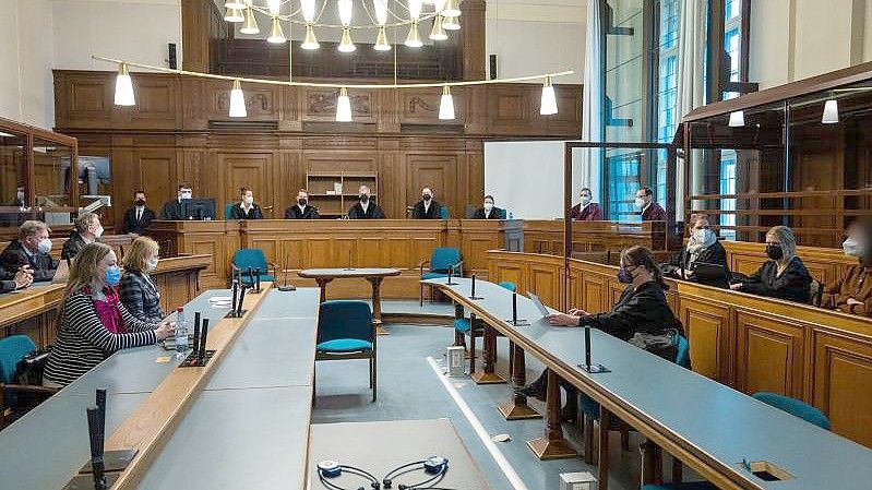 Die Prozessbeteiligten sitzen im Gerichtssaal beim „Tiergartenmord“-Prozes. Foto: Christophe Gateau/dpa Pool/dpa
