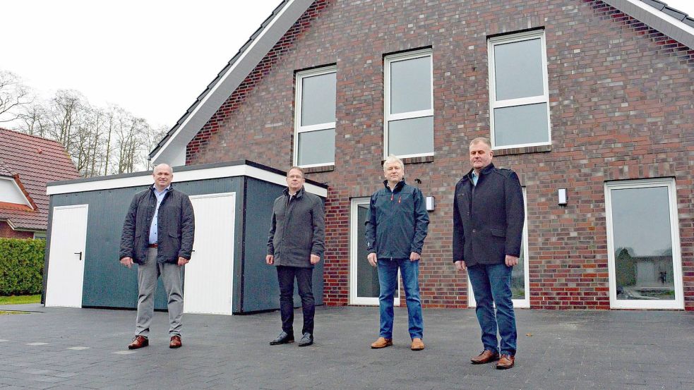 Dieses Haus und ein baugleiches zweites hat die Badewien-Stiftung jetzt vorgestellt (von links): Ingo Kroon, die Mitglieder des Stiftungsrates Stefan van der Ahr und Bernd Kruse sowie Bauunternehmer Walter Baumann. Foto: Lüppen