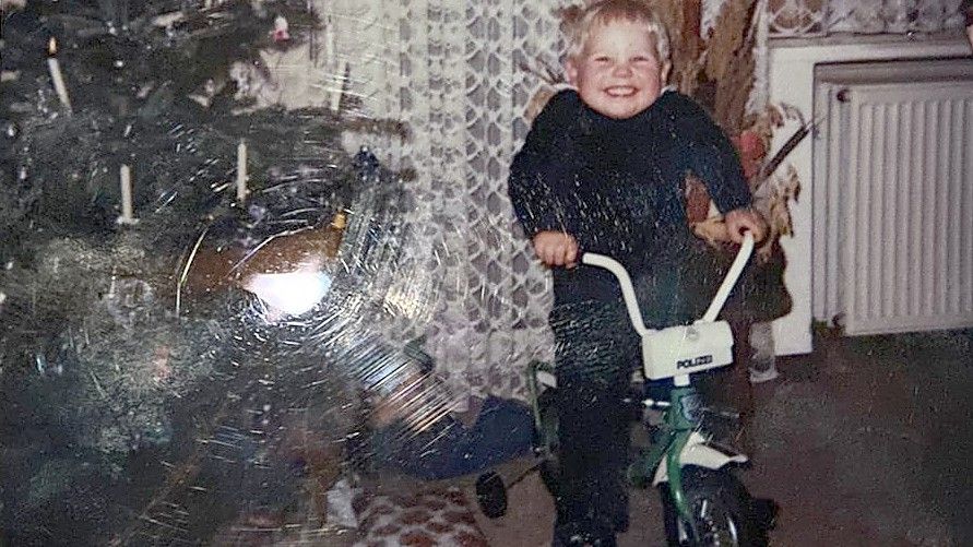 Als Kind hat Frank Löning viele fußballballbezogene Geschenke bekommen. 1986 als Fünfjähriger freute er sich aber riesig über ein Polizei-Fahrrad – wie dieses mit einer Polaroid-Kamera gemachte Foto zeigt. Foto: Privat
