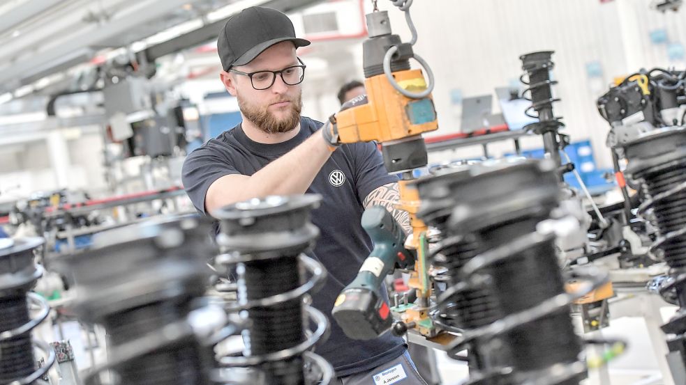 Montage im Emder VW-Werk: Brummt der Umsatz beim Automobilhersteller, profitiert die Stadt von höheren Gewerbesteuereinnahmen. Foto: Ortgies